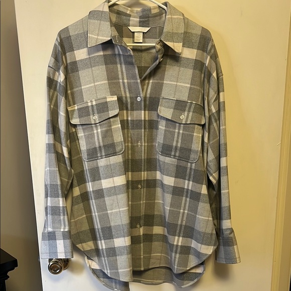 Casual Gray and White Button Down Shirt with Long Sleeves - Picture 3 of 4